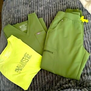 Women’s FIGS scrub bundle in fern / Medium/Medium tall